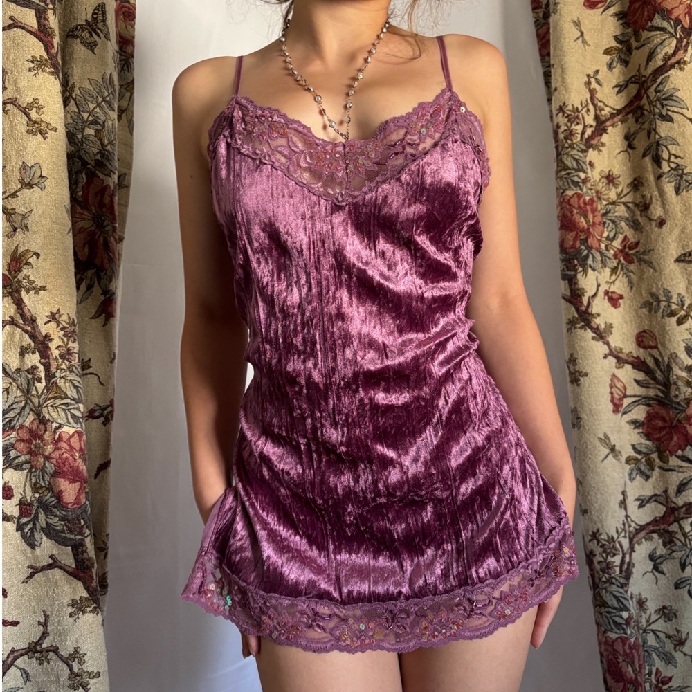 NO BOUNDARIES Gorgeous violet velour Y2k slip dress/tank top with lace detailing